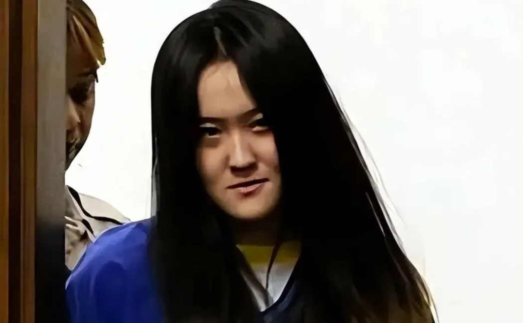 大快人心！2015年，曾拿烟头烫同学、扇耳光，美女留学生翟云瑶法庭上咆哮，无视法