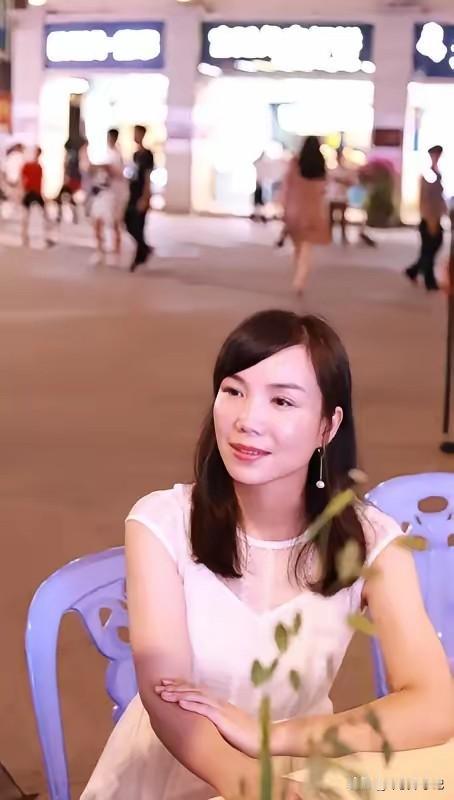 20岁美女相亲，张口就要每月1万零花钱，男方反问：你前任那么大方，怎么会突然不告