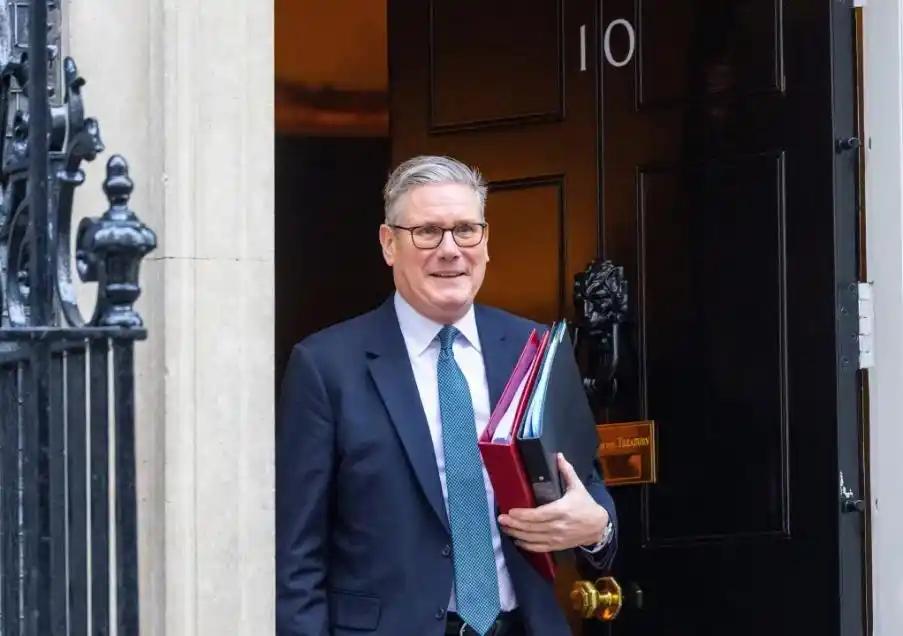 英国首相一句话，直接扔向了全世界。他说，中国，是世界三大强国之一。这