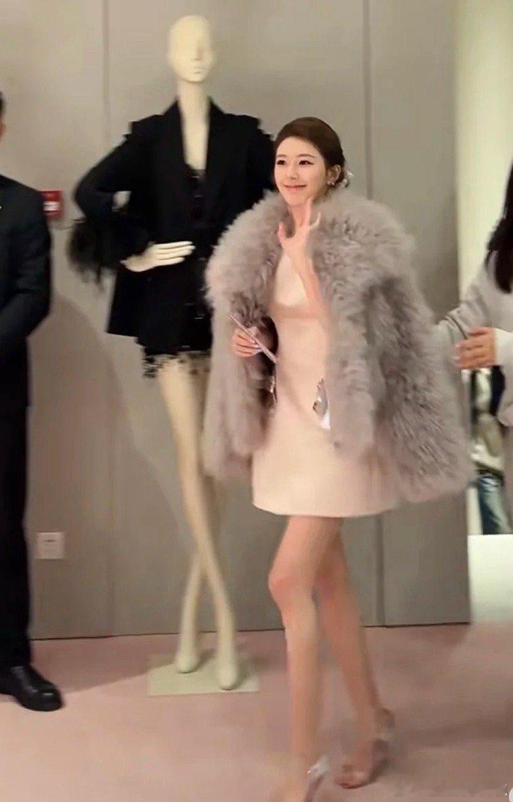 赵露思无美颜滤镜下的真实颜值，正脸和侧脸如何？