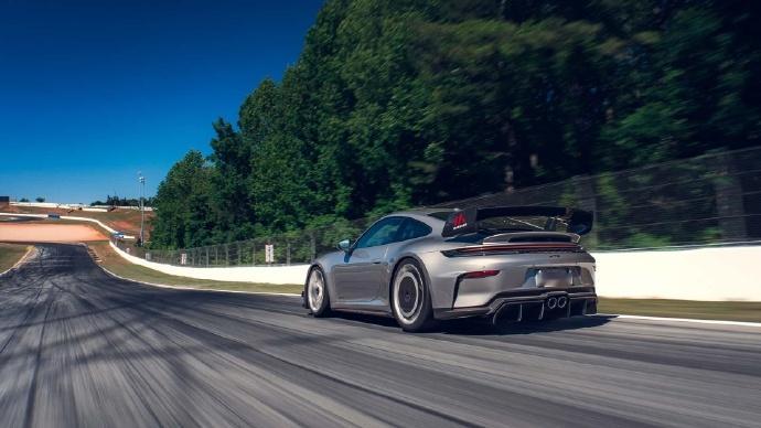 Porsche911GT2RS，动力更是一绝，搭载混合动力辅助的涡轮增压