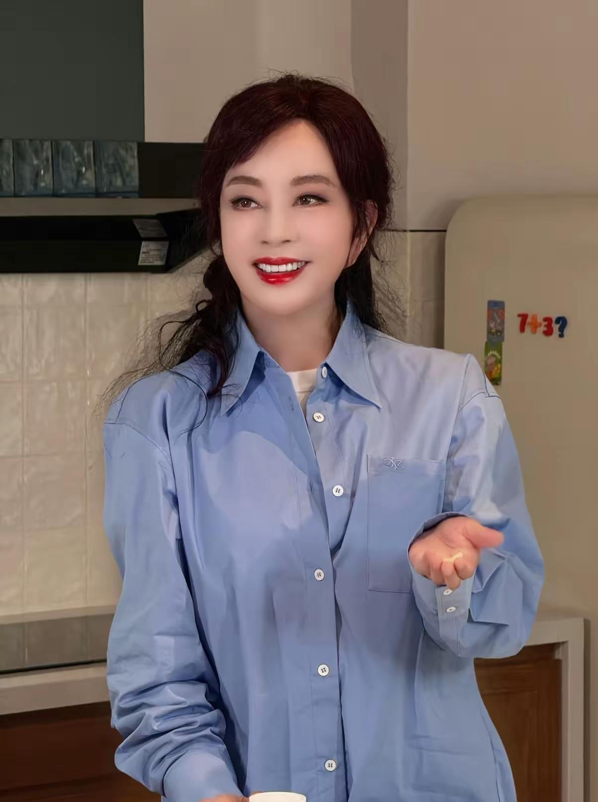 刘晓庆最新发出的照片！1%的网友惊呼：太美了！99%的网友疑惑：为什么要宣传