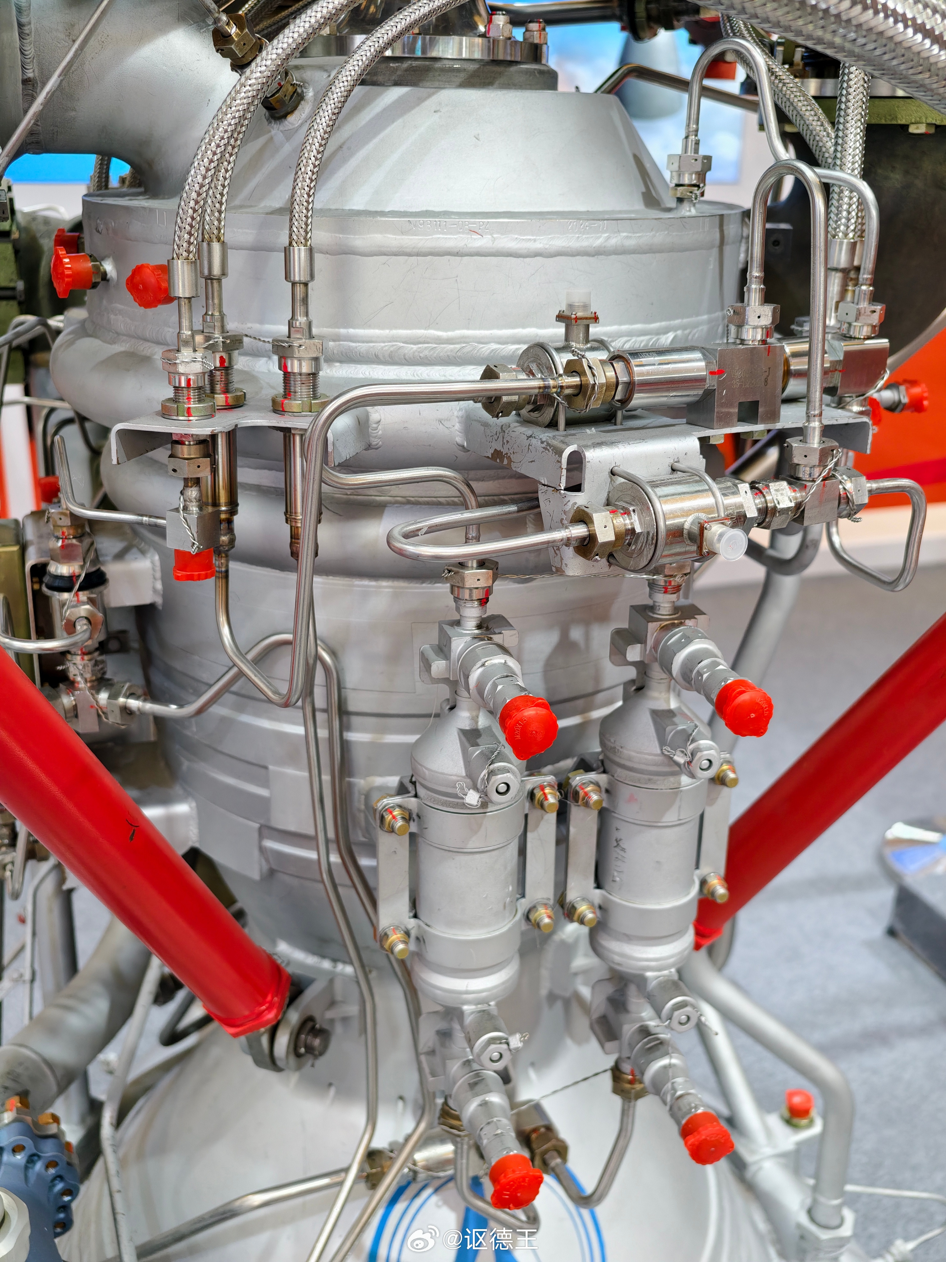 第一次见到火箭发动机实物，这玩意是真大啊