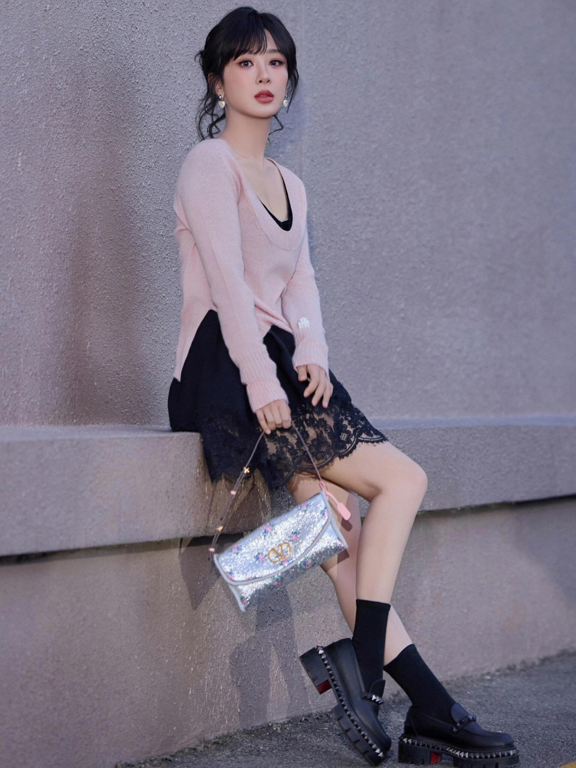 穿黑色小短裙的杨紫