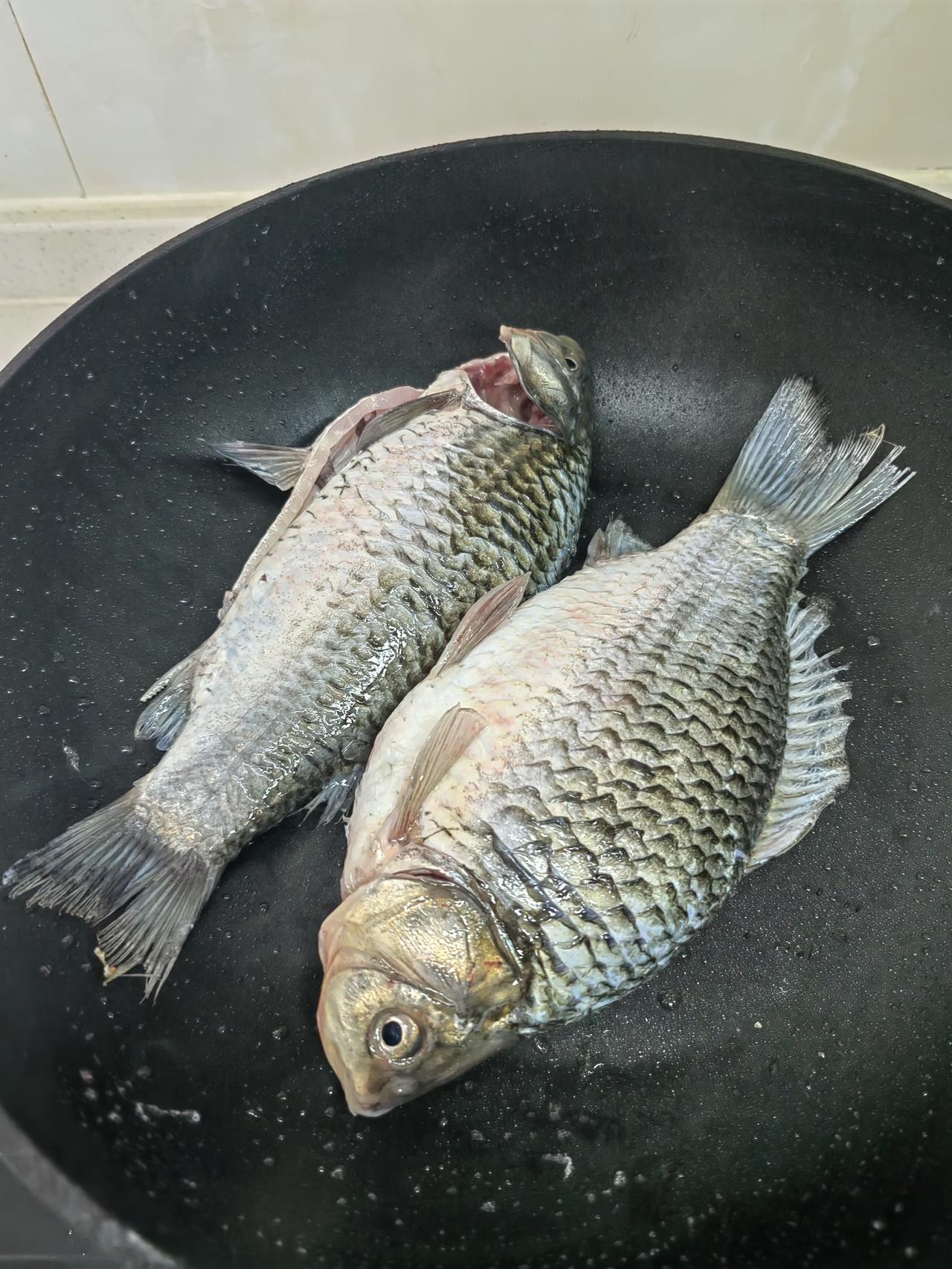 昨天和王老三在现场用批次把整个混凝土构件测量了一遍，大体寻找一下混凝土亏花的真正