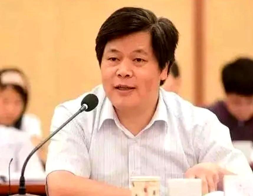 全网掀起郑功成热潮，千万退休人员纷纷点赞声援，拍手称快！郑功成拿着多年的社保资
