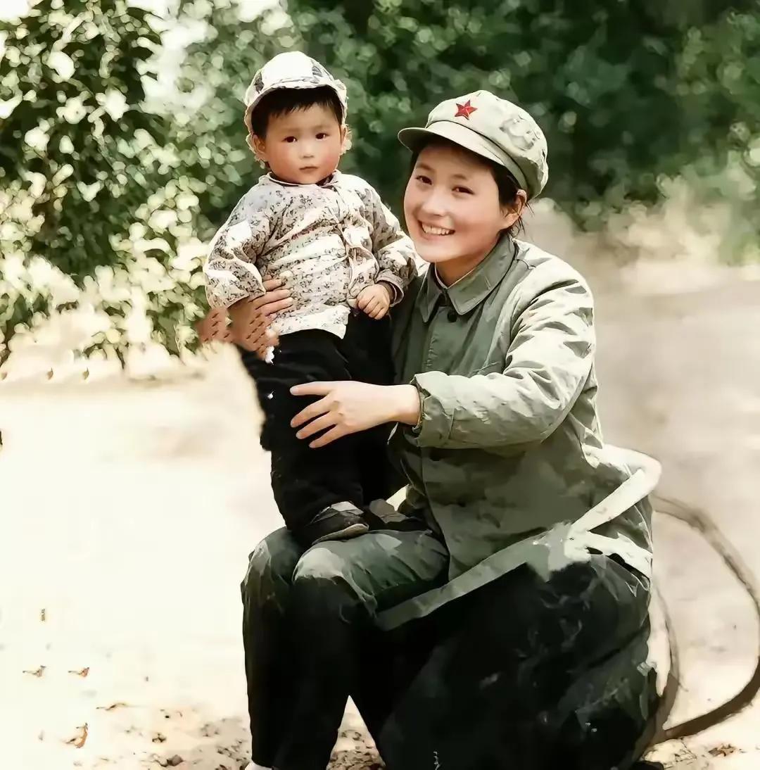 1936年，红军长征胜利到达甘肃会宁时，贺龙元帅的第一任妻子蹇先任坐在背篓上怀抱