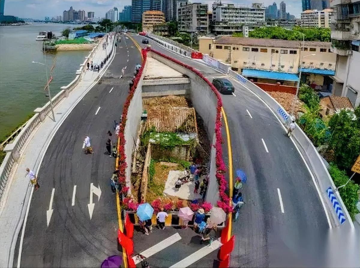 广州有栋“桥中房”。被车流围了10年。主人当年要1500万，现在哭着要搬