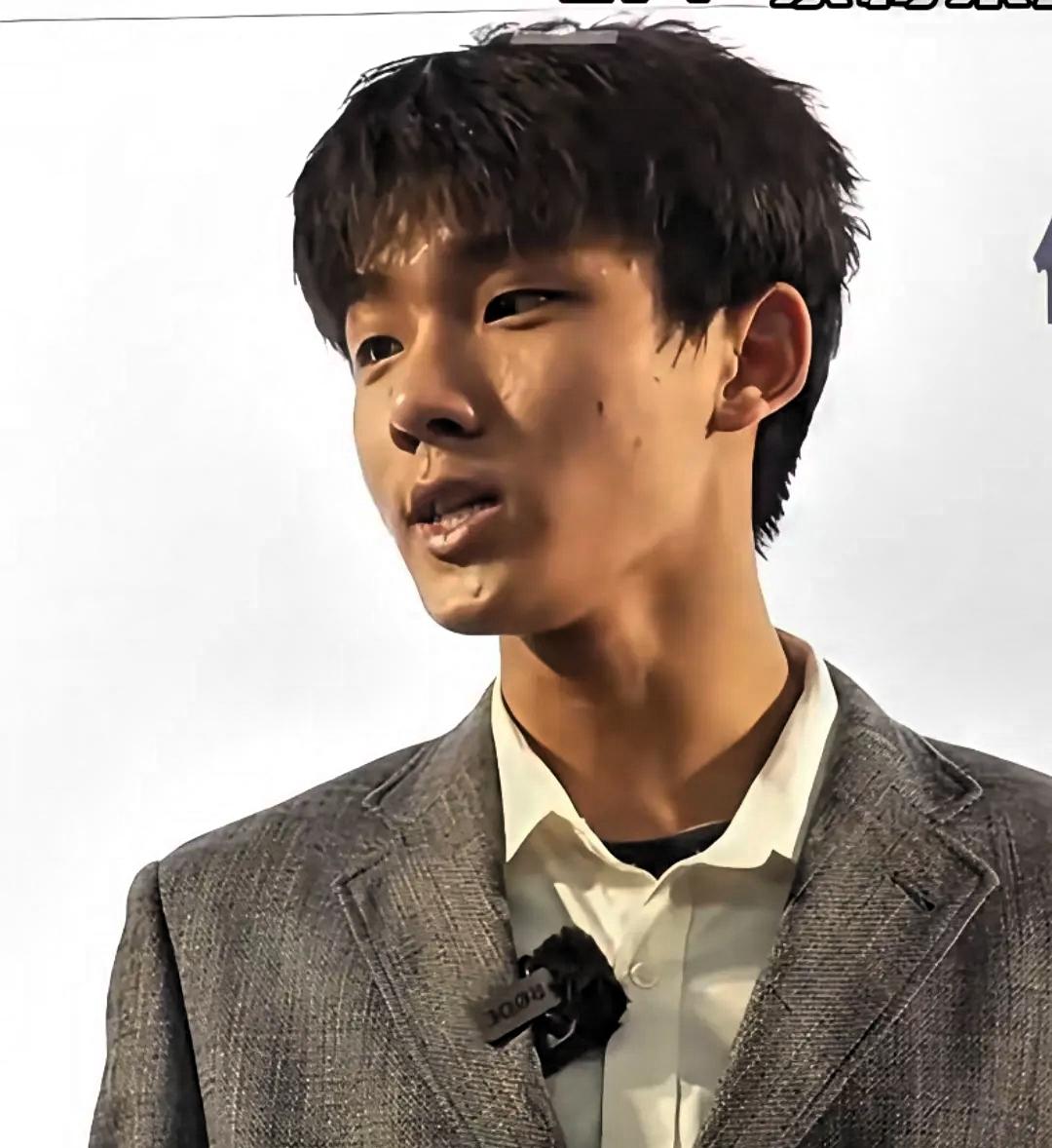 说实话，刷到徐州15岁少年于聍鹏的新闻，我心里满是触动。当同龄人把零花钱花