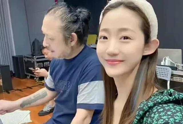 三宝年纪都多大了，早过了奋斗的年纪了，再加上他出名早，有点名望，有艺术家