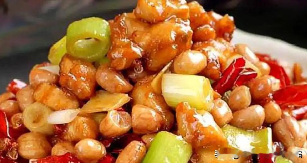 到底是宫保还是宫爆？有一道川菜，大饭店菜单经常写错，那就是宫保鸡丁。宫保鸡丁在