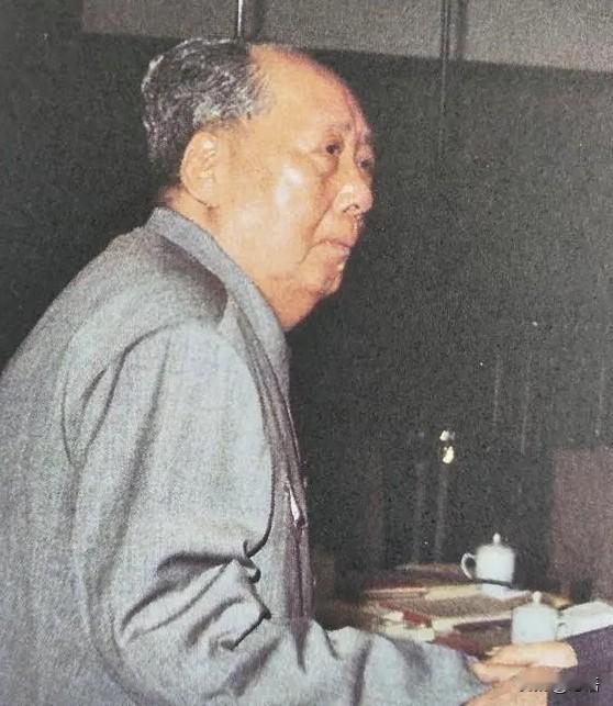 毛主席临终前的两个谜团，藏着一生的家国牵挂毛主席在去世之前，留下两个谜团：