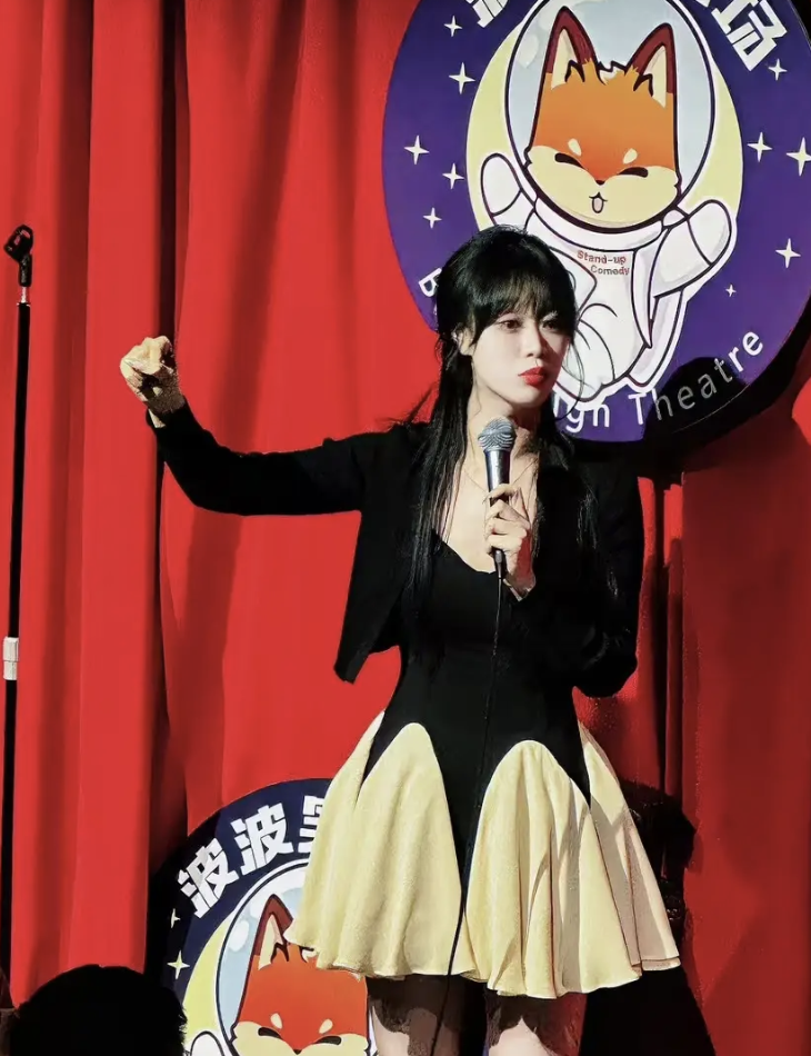 脱口秀女演员被摸大腿男观众被拘背后的复杂隐情