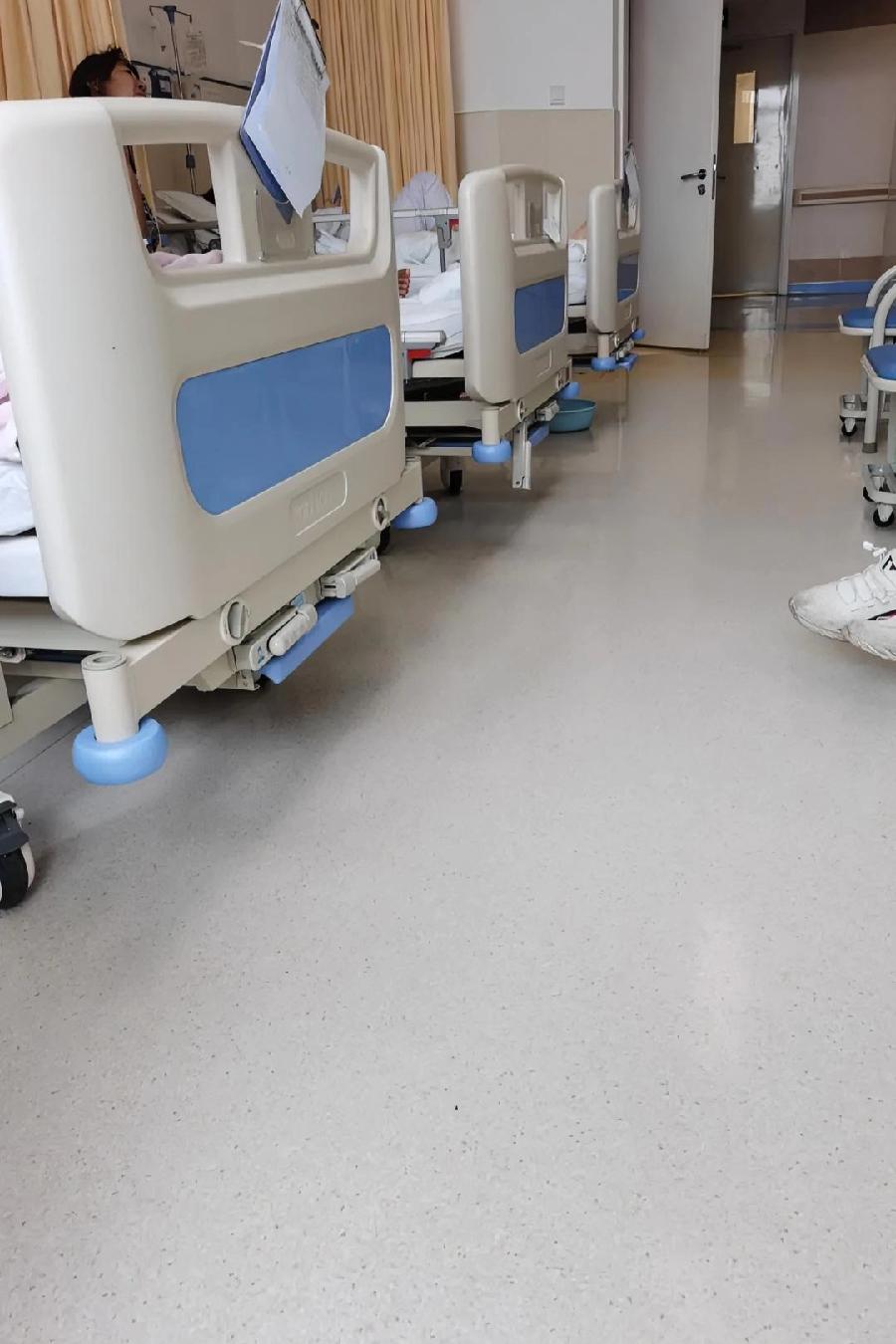 今天陪我哥去医院看望他脑梗的发小，送了五万块钱，连口水也没喝上。我哥发小，才4