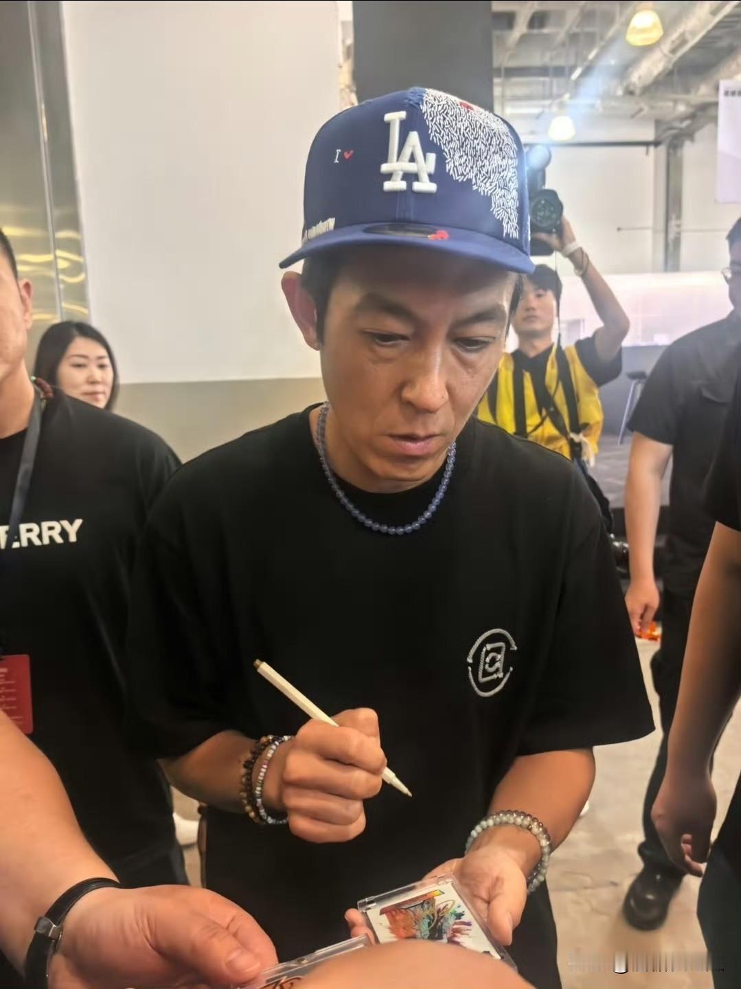 夸人的话可以脱口而出骂人的话要慎之又慎，何炅老师的这句话含金量还在上升。现