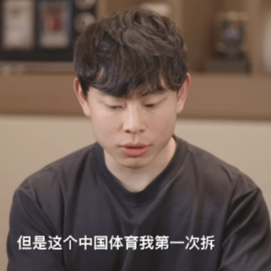 于谦最想抽到孙颖莎的小卡见过追星的没见过谦大爷这么追的，拆卡直奔孙颖莎小卡，激动