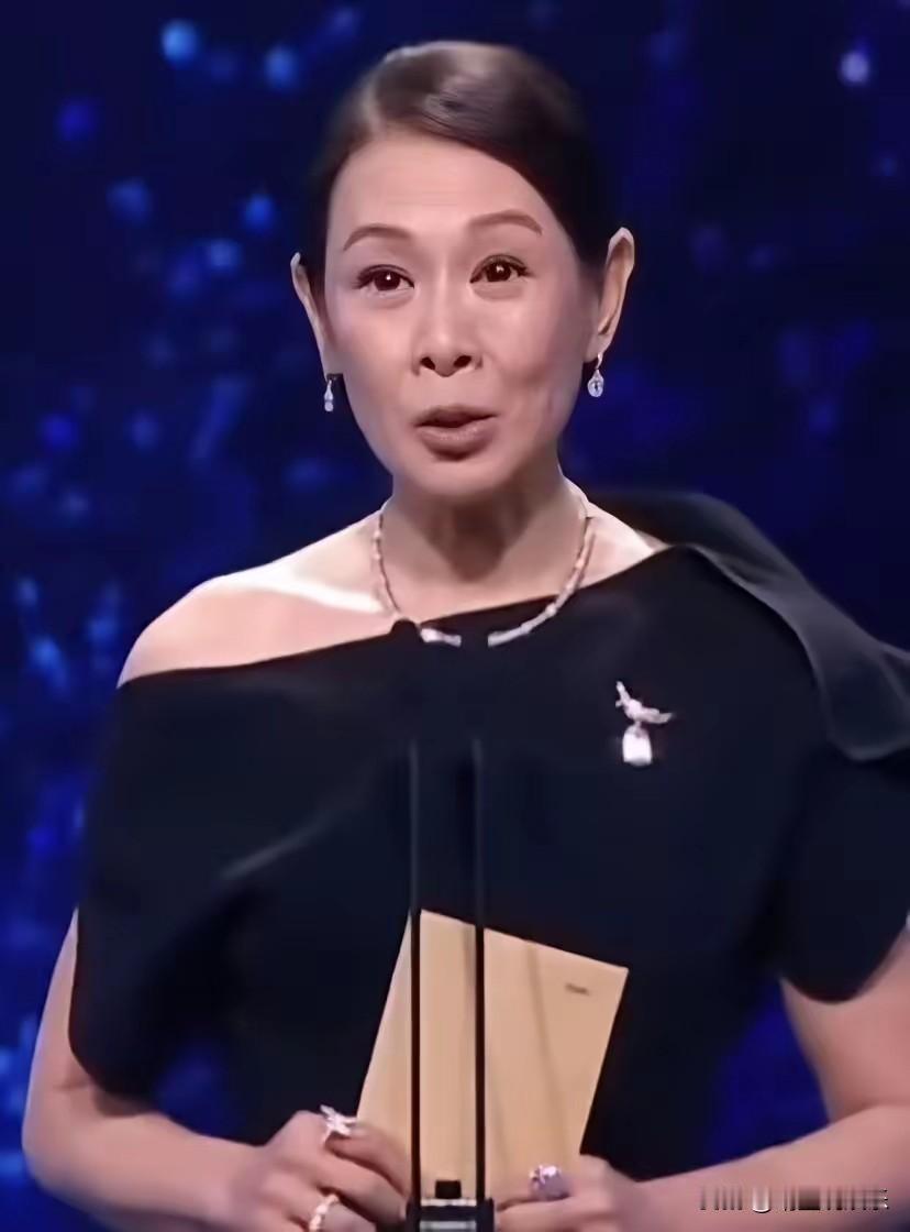 看到刘若英的状态，才明白真有断崖式的衰老，她只是生了个孩子，再怎么收拾打扮都是