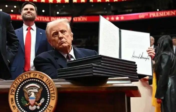 特朗普终于打中了要害？法新社曝出猛料：2025年中国船厂新接订单量暴跌68%，全