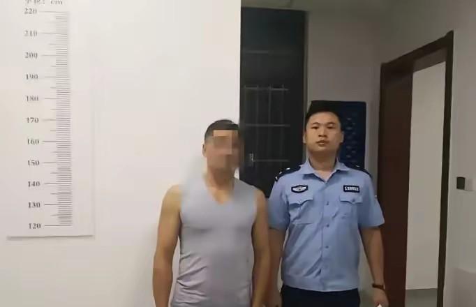 湖北襄阳47岁的男子孟某，在9.3阅兵期间，发表歪曲、亵渎抗战历史、诋毁参阅军人