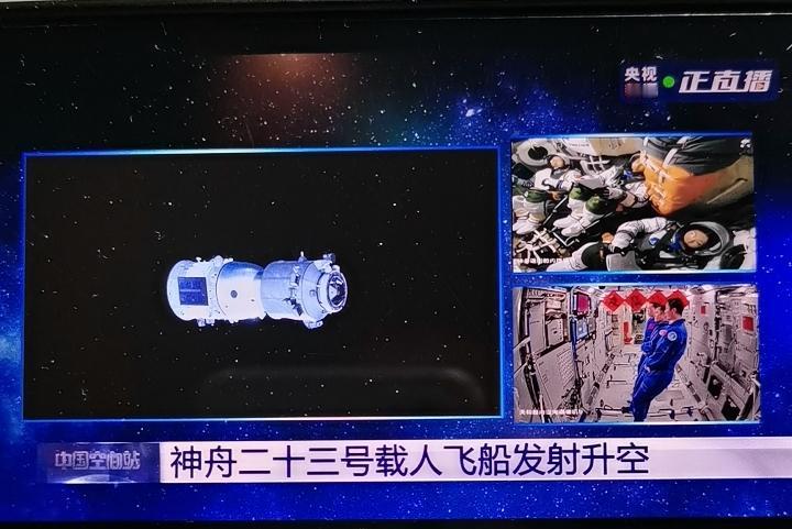 等到深夜，为了这一刻。发现一个秘密：航天员的穿着越来越轻便了！大家有没有发现？