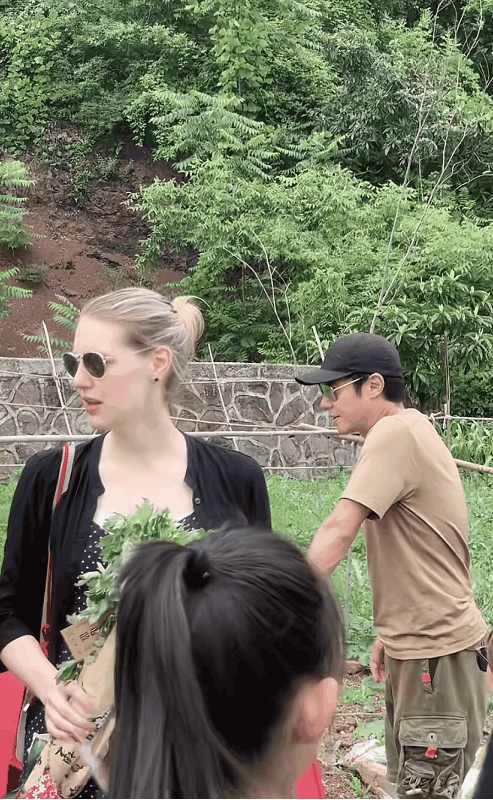 撒贝宁夫妇出游，妻子无防晒措施！央视主持人撒贝宁与加拿大籍妻子李白近日被拍到