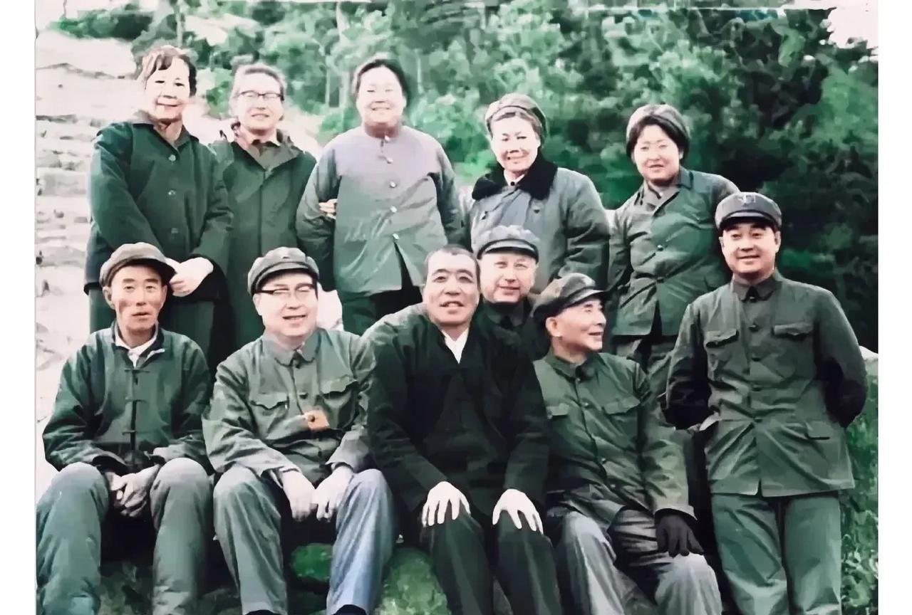 上世纪70年代，陈永贵、钱学森、李敏等来到大寨学习参观时的珍贵合影，他们都是伟人