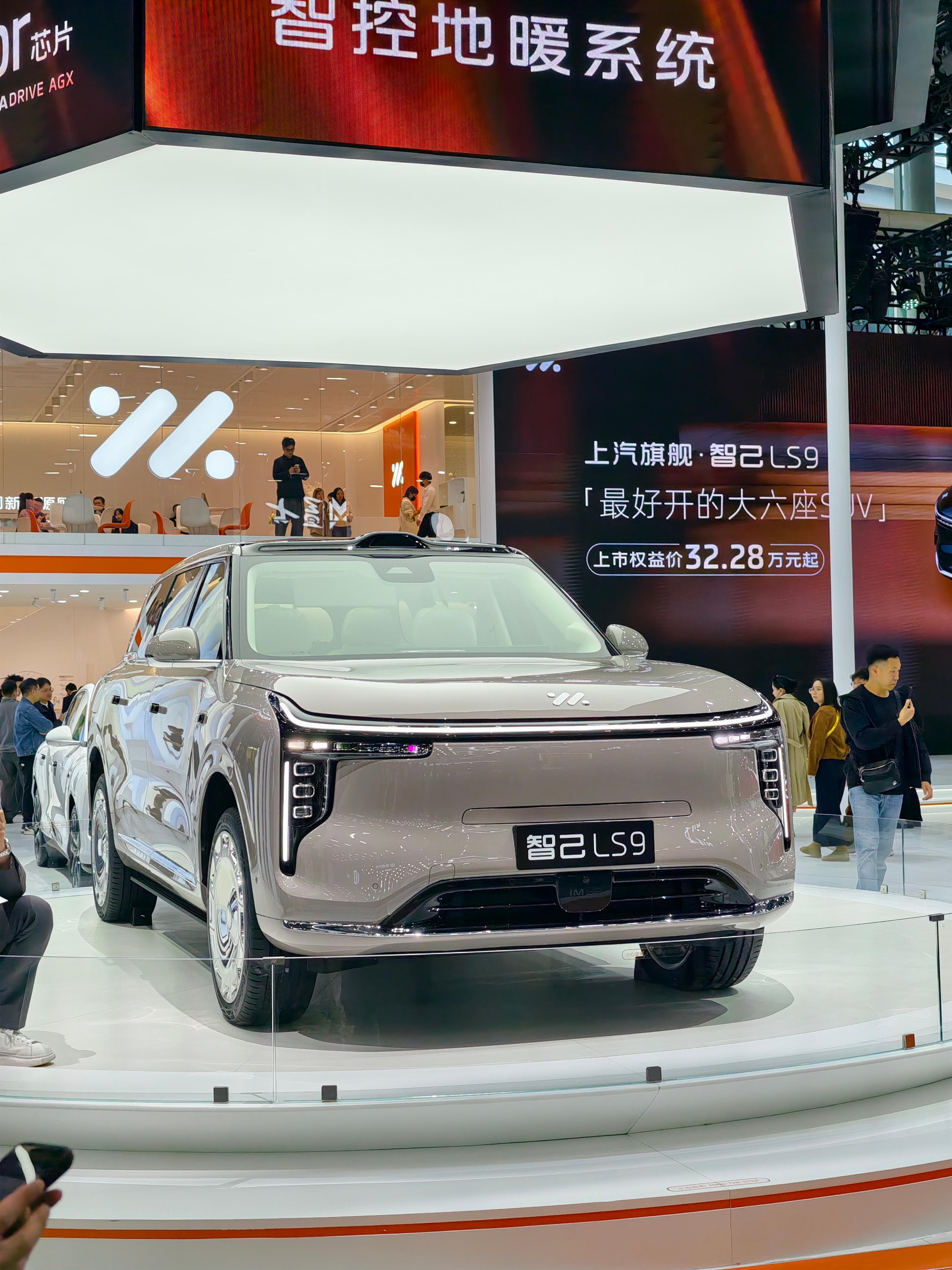 广州车展，智己展台的爆品就是智己LS9了。它定位“上汽旗舰大六座”，主打一个“全