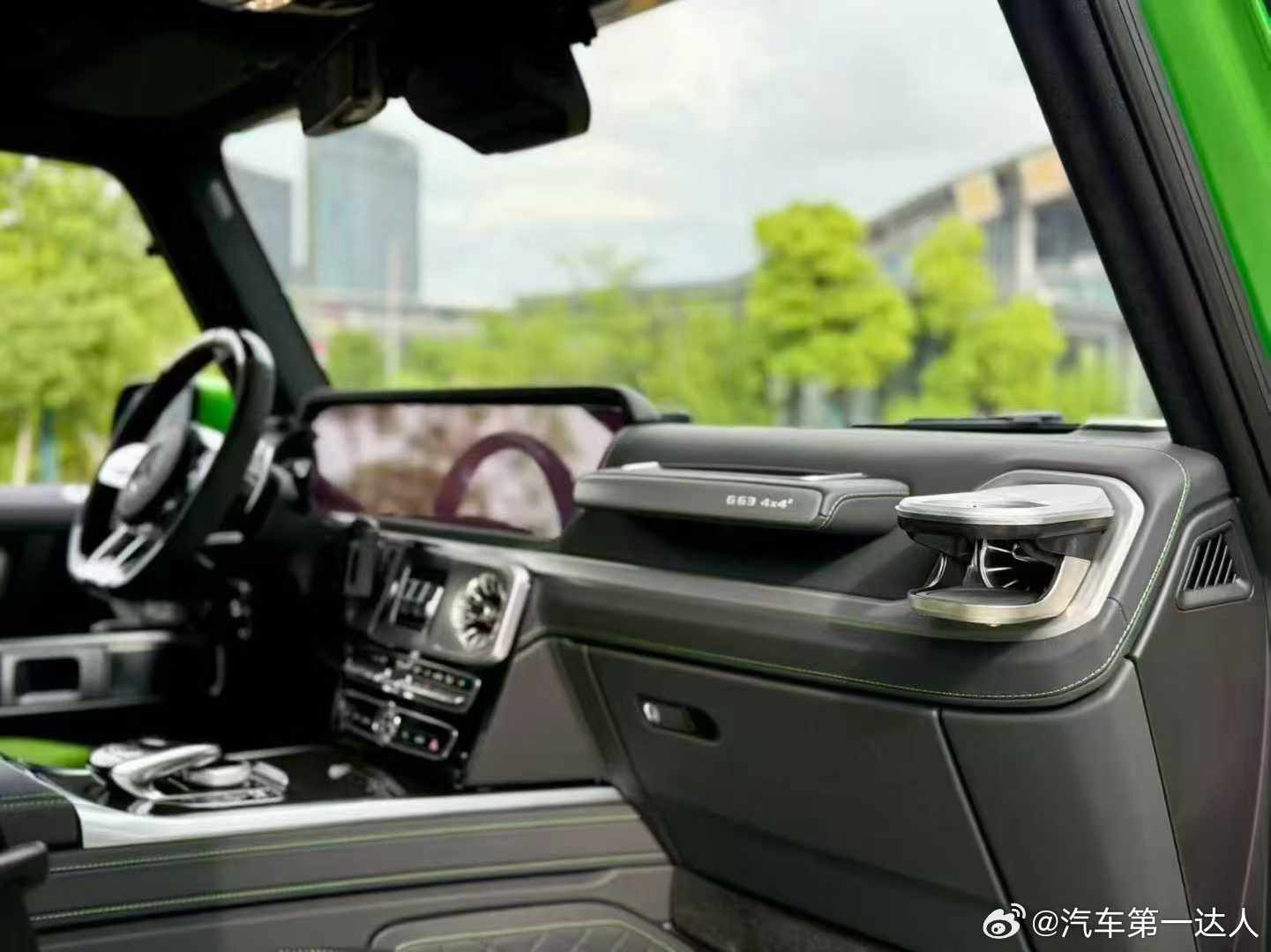 奔驰AMGG634X4车主转让、魔焰绿外观，双拼菱形格内饰配置:通风