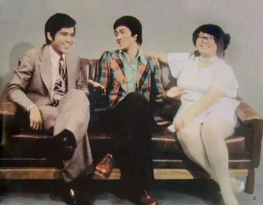 李小龙在TVB《欢乐今宵》的录制现场。左边何守信，右边是肥姐，中间是李小龙。