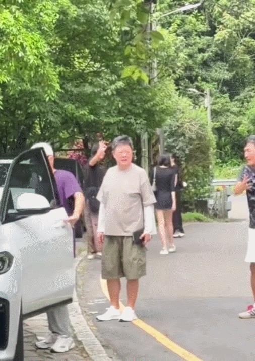 网友偶遇58岁的张宇，满头白发，身材消瘦——因为反复感染肺炎、流感，他遭遇了“断