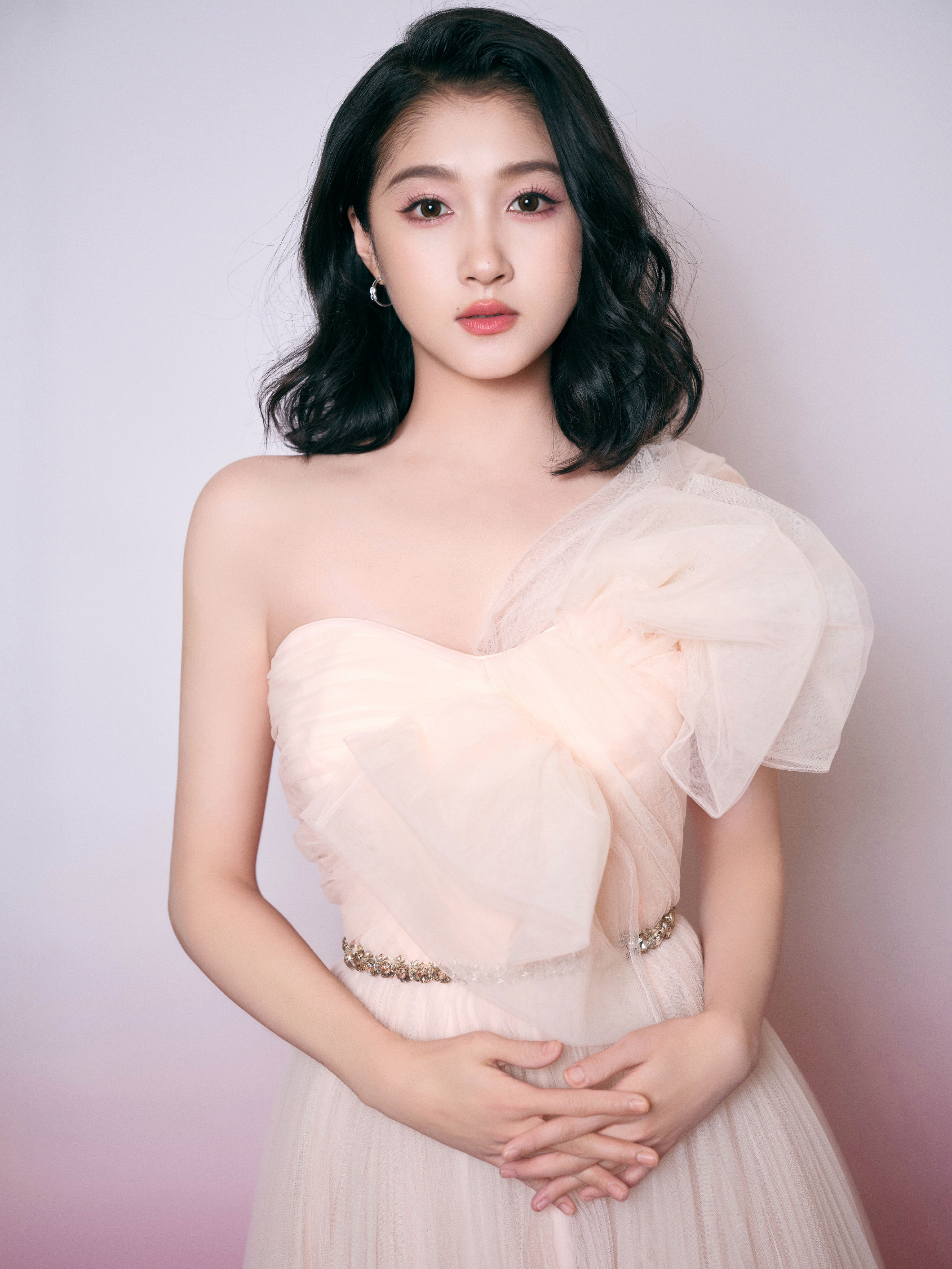 关晓彤：单肩粉色纱裙如梦如幻，轻盈摇曳甜美怡人