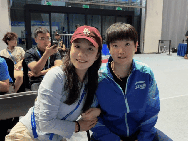 她分享了全锦赛和孙颖莎的合影，2大美女漂亮的照片呈现，地上照片是亮点。孙颖莎