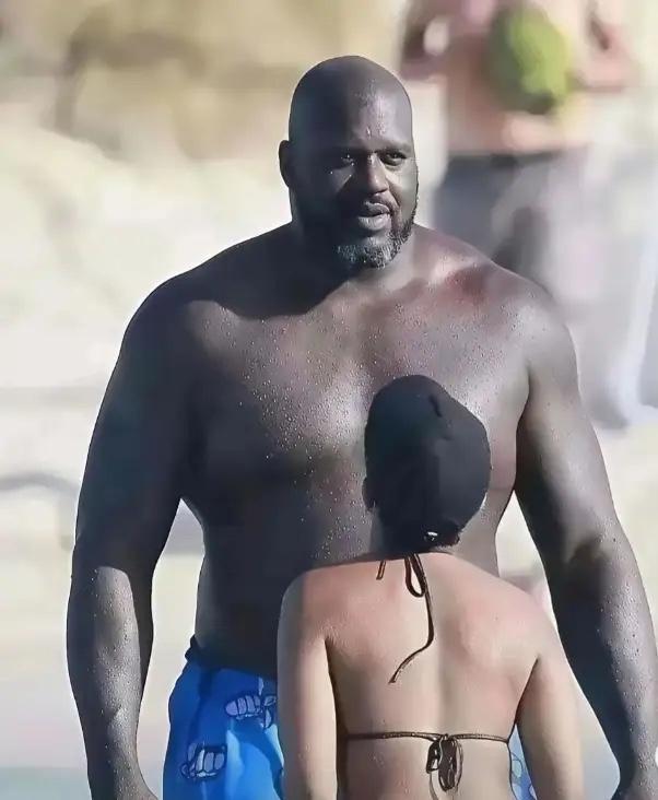 奥尼尔的首任妻子香妮，是位一米六的记者。采访时她和奥尼尔起了冲突，遭到对方推搡。