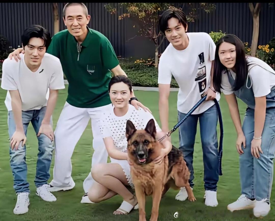 张艺谋一家五口满满的幸福感啊。