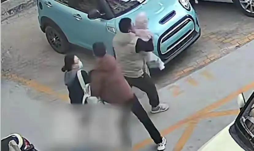 停车场惊魂：当“抢孩子”疑云笼罩亲情，法律与人情的边界在哪？停车场监控里，女