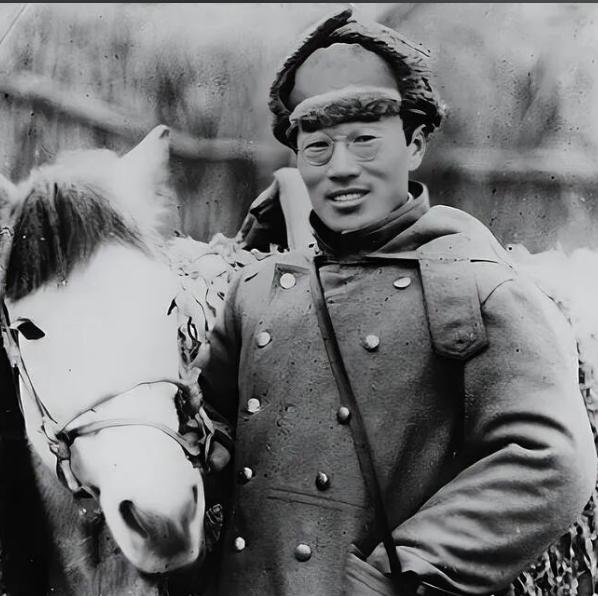 1942年，蒋介石本想秘密处决万毅，却被万毅觉察到，于是，就趁守卫不备逃了出来，