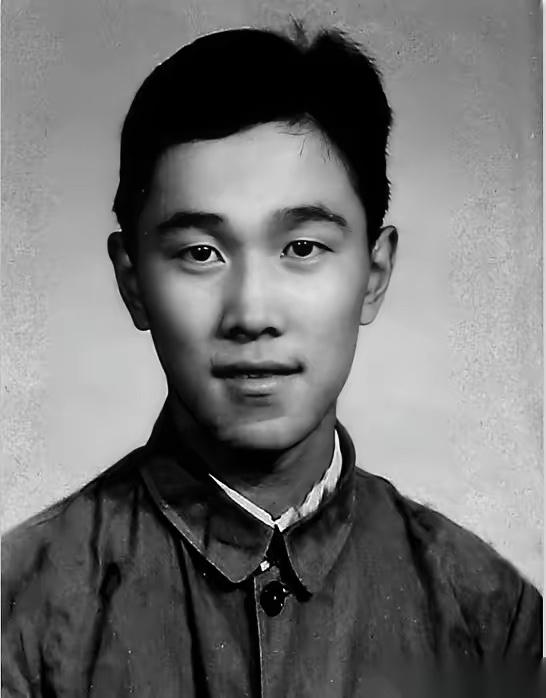 一个汉奸小队长，正拿蘸了凉水的皮鞭，抽一个地下党。抽到一半，他手停在半空，因为他