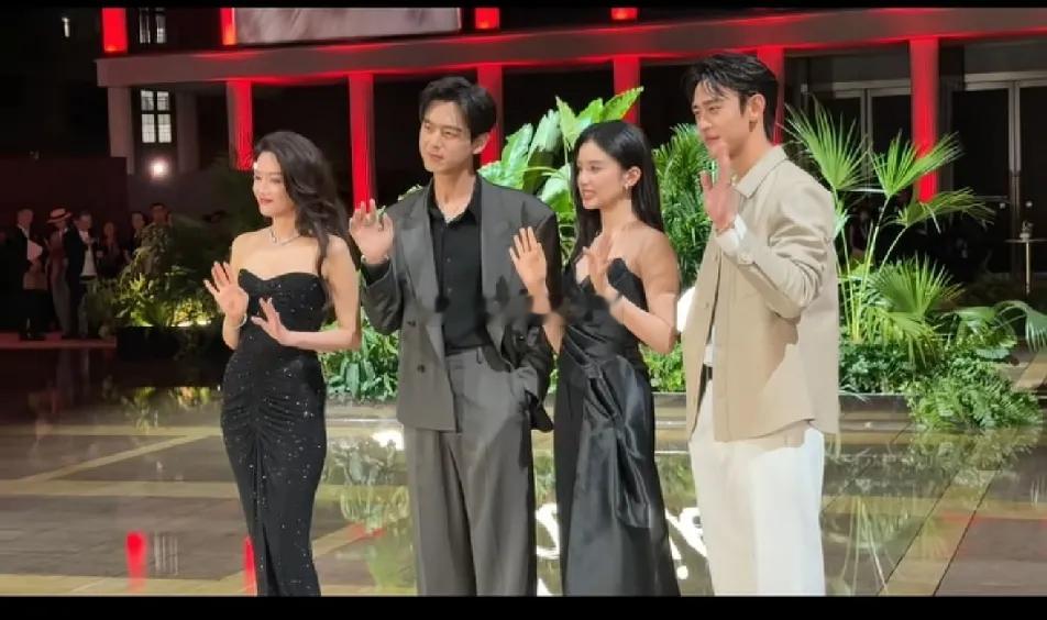 舒淇还真的是风情万种，张婧仪在她面前看起来好稚嫩，同样挥手拍照，舒淇歪着身子，手