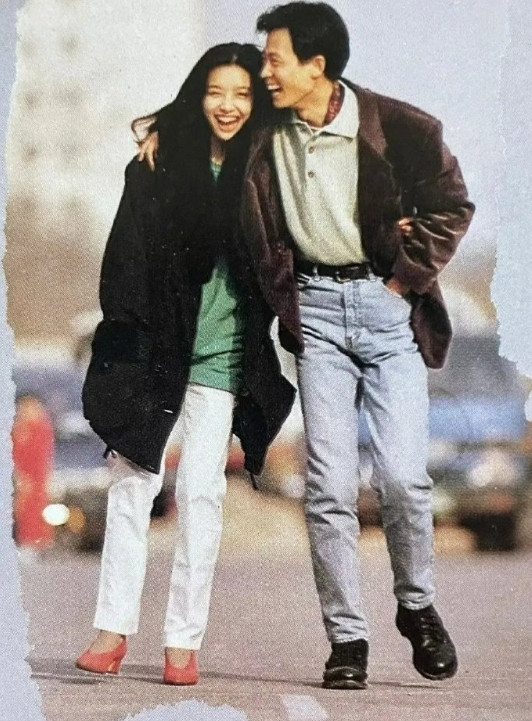 王志文和江珊当年的街头一抱是多少人的青春啊......​​​