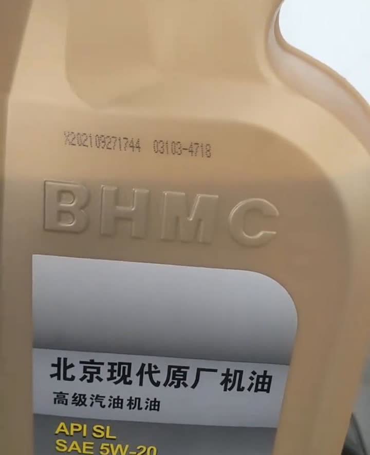 给汽车做保养的标准流程。给汽车做保养简单，换个机油就完事了，那叫做保养吗？在
