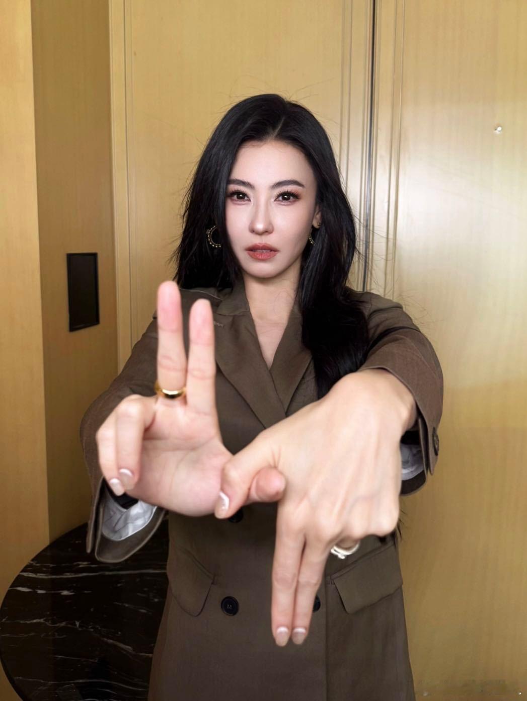 #张柏芝拍照姿势太A了#张柏芝这状态真的绝，随手一拍就是成熟姐姐的顶级魅力，轻轻松松出神图的节奏。#