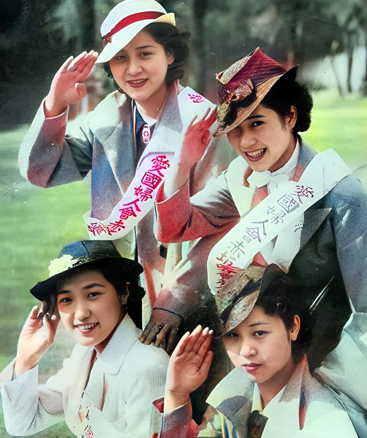 这四个低头哈腰、一脸猥琐相的女子都是罪人。从她们身上绸带上的字可以知道她们正是日
