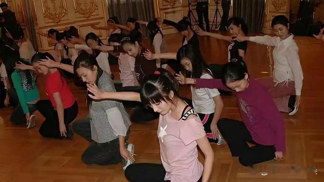 杨幂大学时⁠‏‎期上‎形‏体课‏的照片，看起来特别有灵气，脸型很精致。