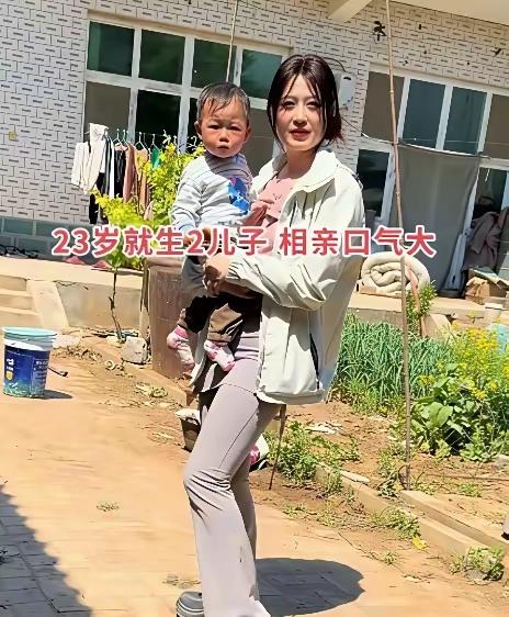 河北一位23岁的女子，早早便经历了离婚，独自一人带着两个年幼的儿子生活。为了给孩