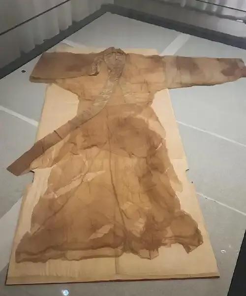 在古代衣服，是有生熟之别的。生衣和熟衣的加工工序也截然不同，熟衣一般用较为厚实