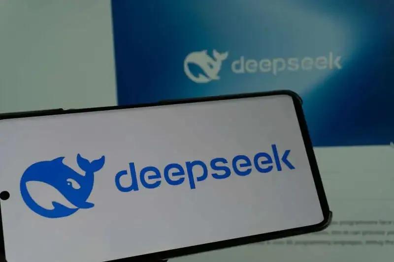 让DeepSeek用张爱玲的语言风格来评价小某书和某音，得到的答案让人不得不感慨