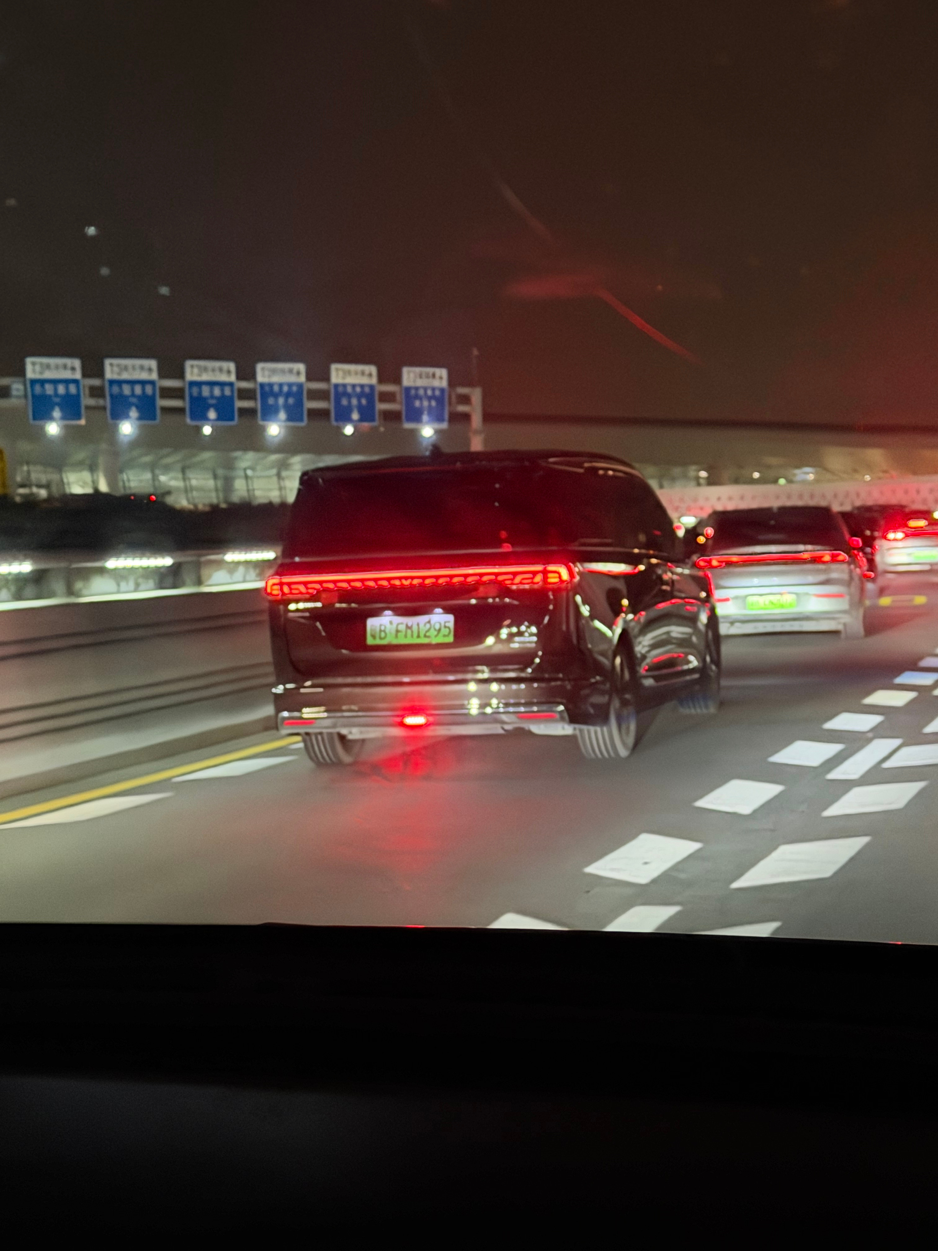 早啊，这是啥品牌车，我居然第一时间没看出来，尴尬的一匹深圳·深圳宝安国际机场