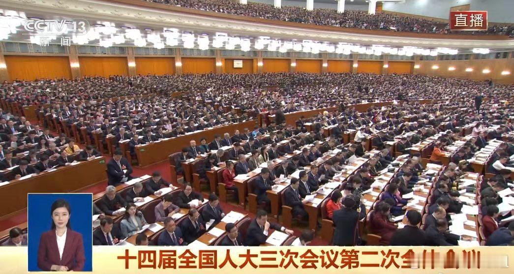 姚明的体型太大了，在大会堂里面坐不下，只能站着！​​​