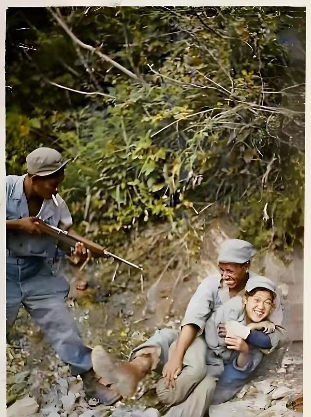 1951年，朝鲜战场。一个埃塞尔比亚士兵，突然抱住一名南韩女兵。这时，一个美军士