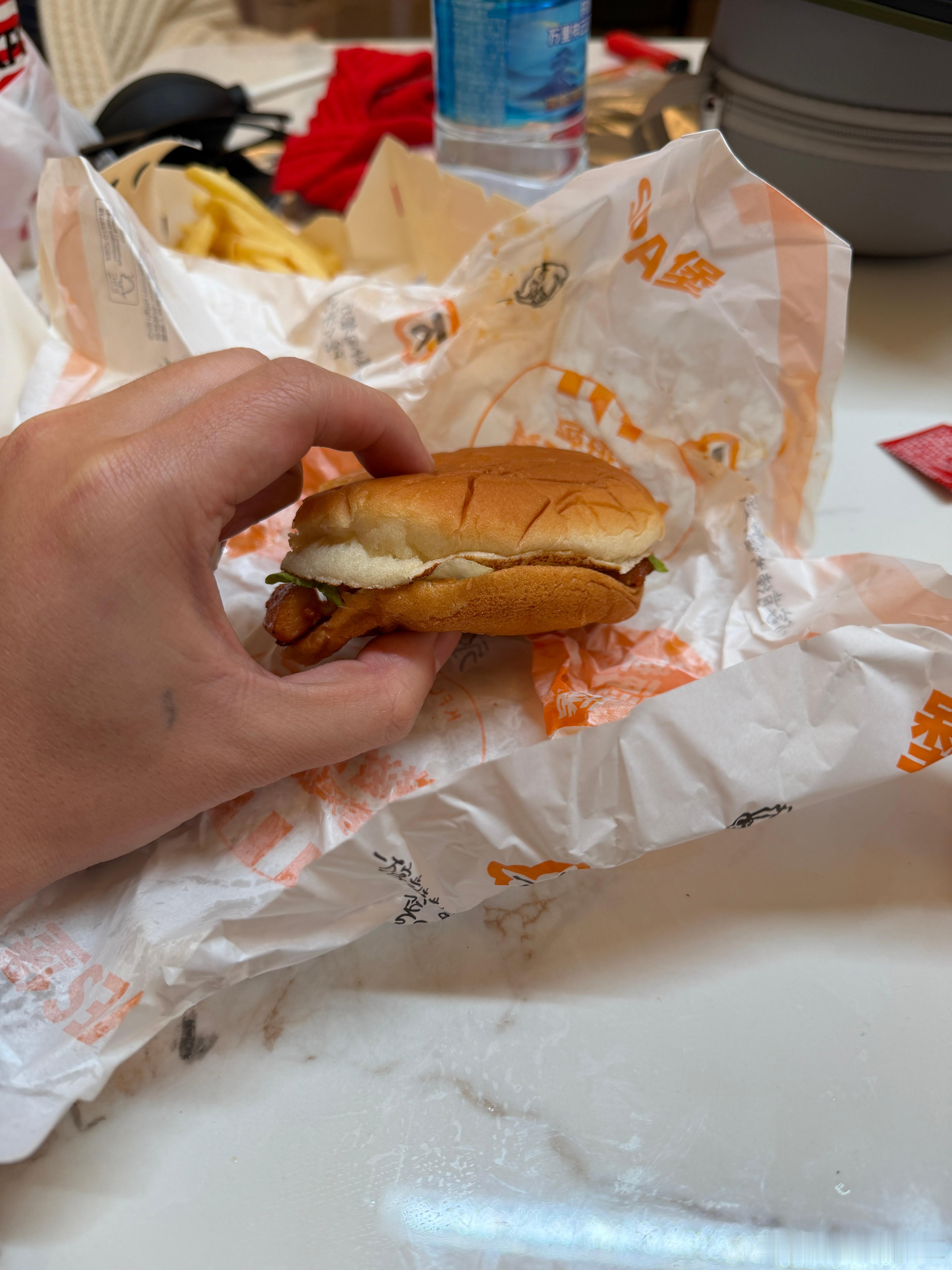 现在吃个肯德基汉堡这么小？你敢不敢再抠点肯德基成都